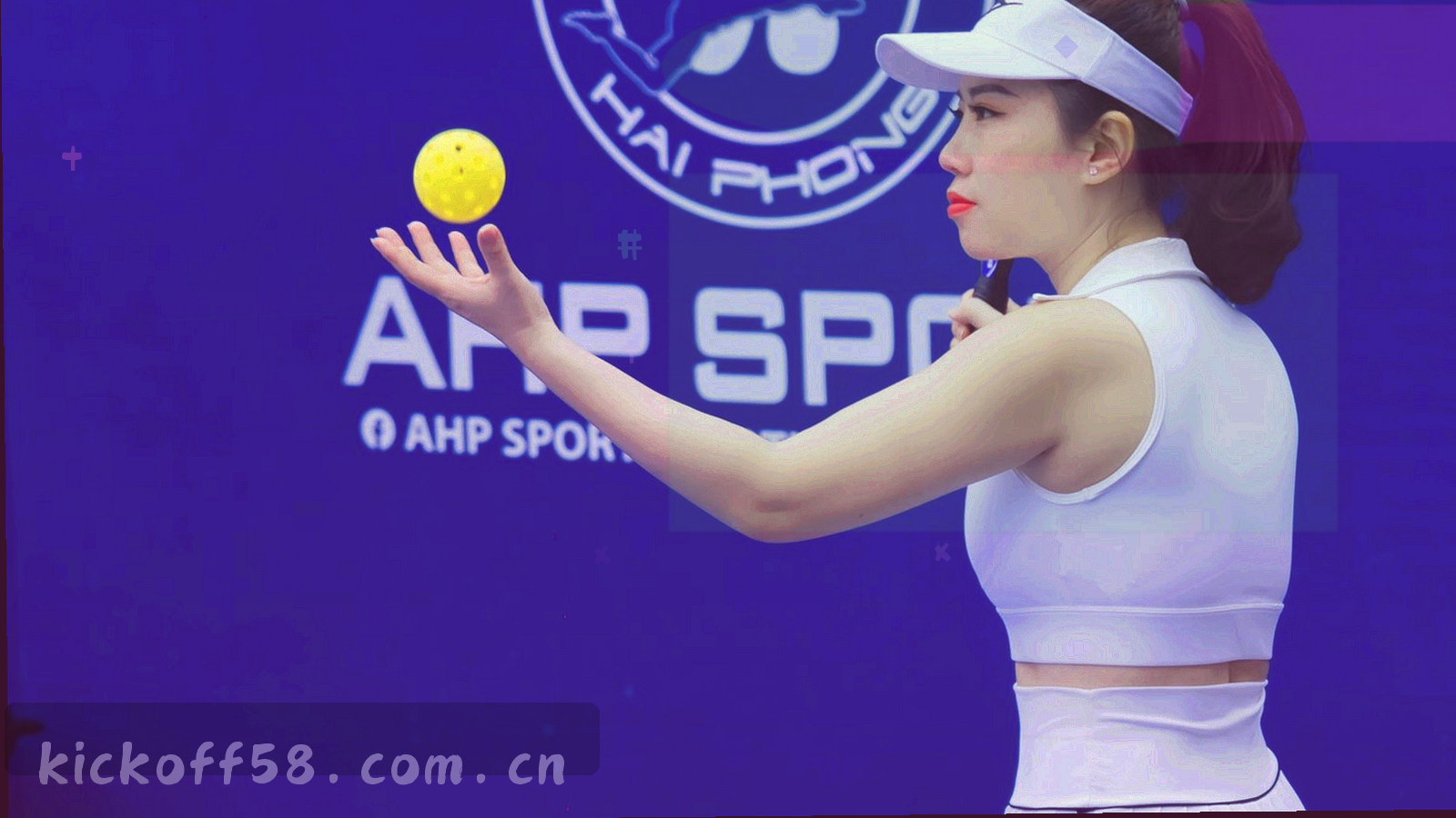 夜间设备屏幕边缘的光晕与橙色信号点，冷色基调，无人物出现