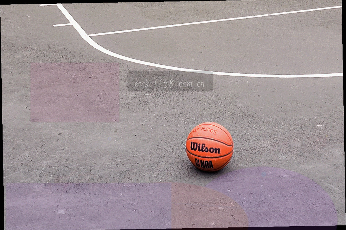 设备界面局部特写与桌面边缘，冷光环境里亮着一点青色状态光